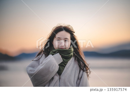 夕方の海と空と若い女性 夕方の海と空と若い女性 135917574