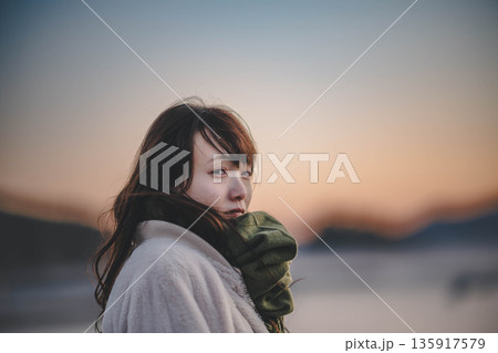 夕方の海と空と若い女性 夕方の海と空と若い女性 135917579
