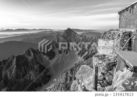 北穂高小屋のテラスから見る前穂高岳と北尾根　北アルプスの北穂高岳登山（新聞、雑誌用） 135917613