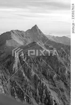 北穂高小屋のテラスから見る槍ヶ岳　北アルプスの北穂高岳登山（新聞、雑誌用） 135917614