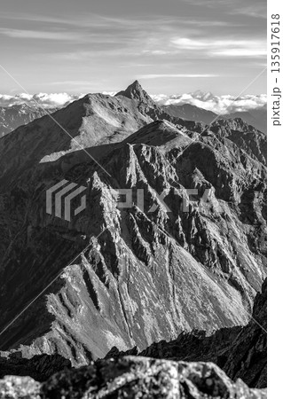 北穂高岳の山頂(南峰)から見る槍ヶ岳と大キレット 北アルプスの北穂高岳登山(新聞、雑誌用) 北穂高岳の山頂(南峰)から見る槍ヶ岳と大キレット 北アルプスの北穂高岳登山(新聞、雑誌用) 135917618