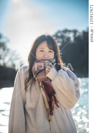 冬の海辺ポートレート 135917671