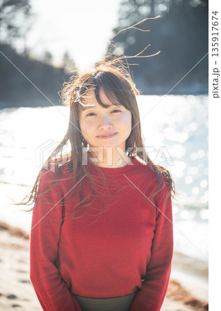冬の海辺ポートレート 135917674