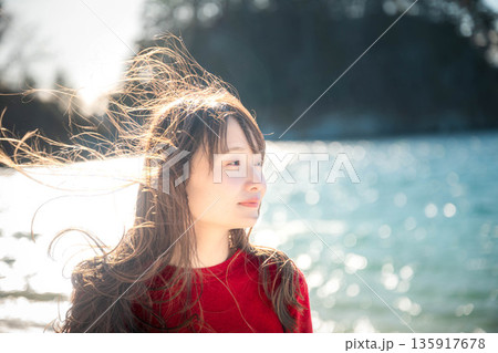 冬の海辺ポートレート 135917678