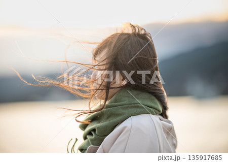 冬の海辺ポートレート 135917685