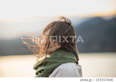 冬の海辺ポートレート 冬の海辺ポートレート 135917686