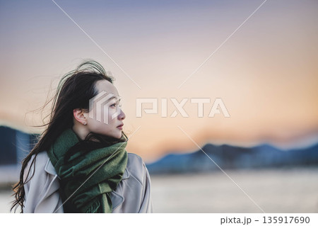 冬の海辺ポートレート 135917690