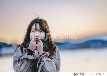 冬の海辺ポートレート 冬の海辺ポートレート 135917693