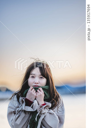 冬の海辺ポートレート 冬の海辺ポートレート 135917694