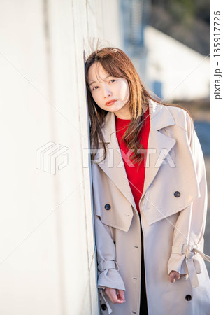 壁に寄りかかる若い女性ポートレート 135917726