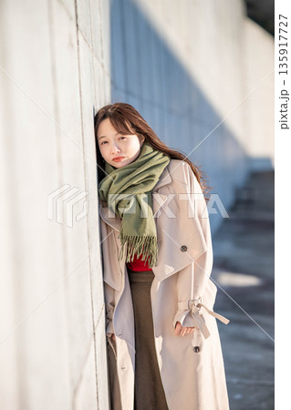 壁に寄りかかる若い女性ポートレート 壁に寄りかかる若い女性ポートレート 135917727