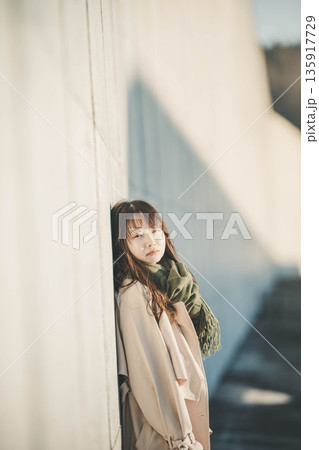 壁に寄りかかる若い女性ポートレート 壁に寄りかかる若い女性ポートレート 135917729