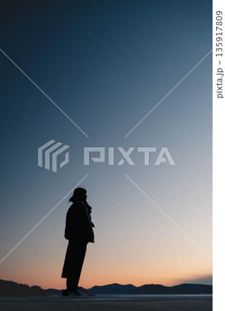 夕方の幻想的な空と女性 夕方の幻想的な空と女性 135917809