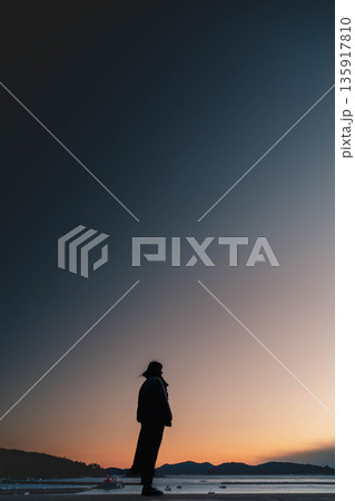 夕方の幻想的な空と女性 夕方の幻想的な空と女性 135917810