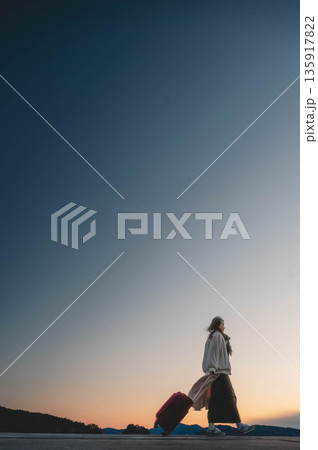 夕方の幻想的な空と女性 135917822