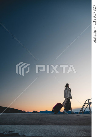 夕方の幻想的な空と女性 夕方の幻想的な空と女性 135917827