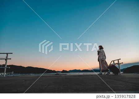 夕方の幻想的な空と女性 135917828