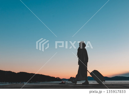 夕方の幻想的な空と女性 夕方の幻想的な空と女性 135917833