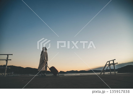 夕方の幻想的な空と女性 夕方の幻想的な空と女性 135917838