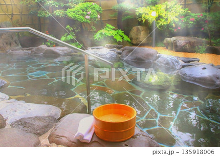 温泉旅館の露天風呂（湯けむり＆旅情イメージ） 135918006