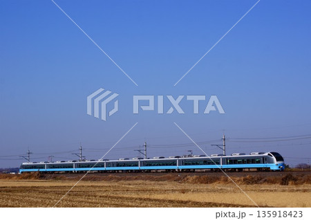 【JR東日本E653系/フレッシュひたち色】特急開運成田山初詣群馬号　成田線：木下～小林 135918423