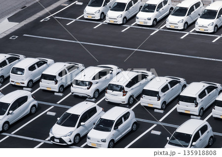 多数の営業車 多数の営業車 135918808