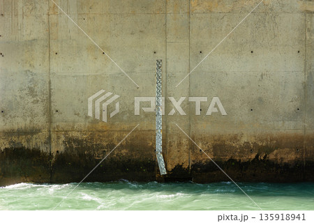 The ruler shows the water level in a river, lake or reservoir. 135918941