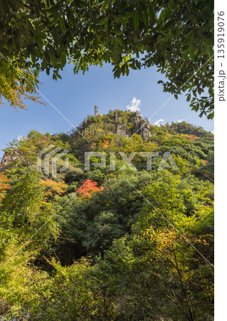 日本 岡山県総社市の高梁川支流槙谷川の上流にある豪渓の紅葉と剣峰・雲梯峰 日本 岡山県総社市の高梁川支流槙谷川の上流にある豪渓の紅葉と剣峰・雲梯峰 135919076