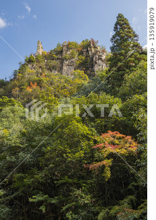 日本　岡山県総社市の高梁川支流槙谷川の上流にある豪渓の紅葉と剣峰・雲梯峰 135919079