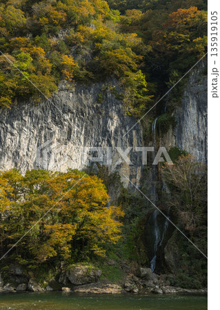 日本 岡山県新見市にある井倉峡沿いを流れる高梁川と紅葉と井倉の滝 日本 岡山県新見市にある井倉峡沿いを流れる高梁川と紅葉と井倉の滝 135919105