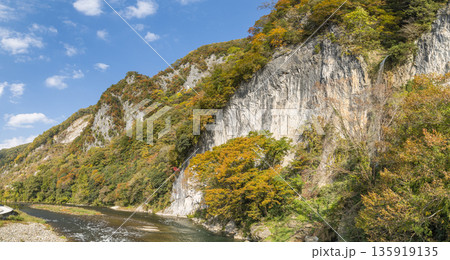 日本 岡山県新見市にある井倉峡沿いを流れる高梁川と紅葉と井倉の滝 日本 岡山県新見市にある井倉峡沿いを流れる高梁川と紅葉と井倉の滝 135919135