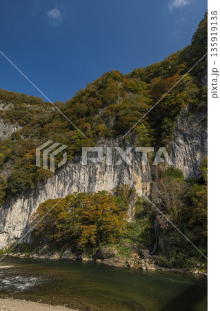 日本　岡山県新見市にある井倉峡沿いを流れる高梁川と紅葉と井倉の滝 135919138