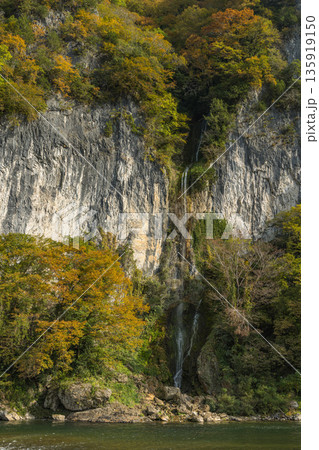 日本 岡山県新見市にある井倉峡沿いを流れる高梁川と紅葉と井倉の滝 日本 岡山県新見市にある井倉峡沿いを流れる高梁川と紅葉と井倉の滝 135919150