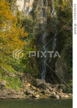 日本 岡山県新見市にある井倉峡沿いを流れる高梁川と紅葉と井倉の滝 日本 岡山県新見市にある井倉峡沿いを流れる高梁川と紅葉と井倉の滝 135919153