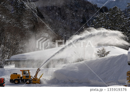 雪国の除雪作業 135919376