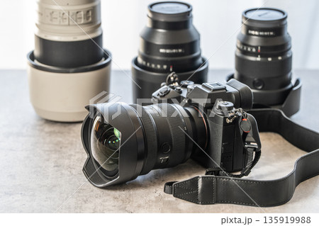 【カメラ】ミラーレス一眼と交換レンズ【フォトグラファー】 【カメラ】ミラーレス一眼と交換レンズ【フォトグラファー】 135919988