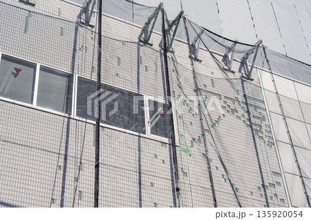 ビルの修繕工事　外壁タイルの補修作業 135920054