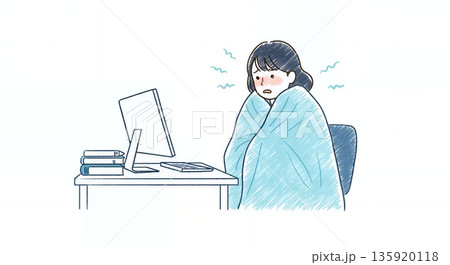 オフィスの冷房が効きすぎて寒くて震える女性社員 135920118
