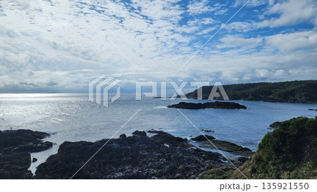 静岡県爪木崎、爪木崎灯台からの海 135921550