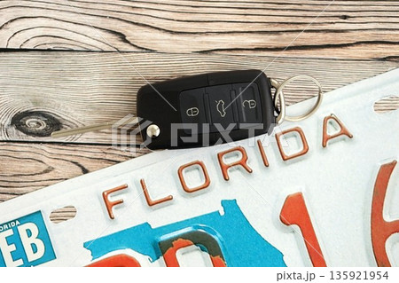 Remote control car keys on Florida license plate on wooden background. Concept of driving in Florida. Reaching a driving permit 135921954