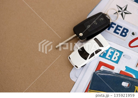 Remote control car keys on US license plates with state names close up. Concept of driving in United States. Reaching a driving license 135921959
