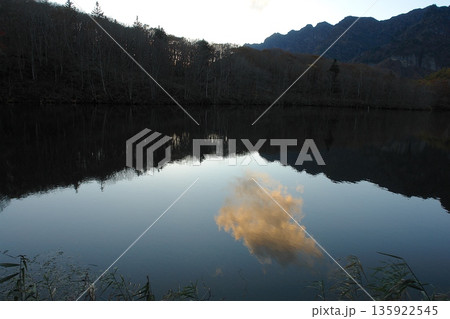 静かな湖のリフレクション風景 135922545