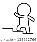 階段をのぼる人物のイラスト 135922766