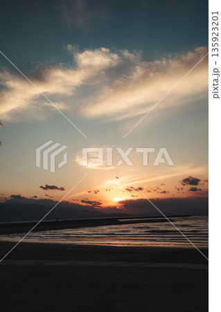 海に沈む夕日 海に沈む夕日 135923201