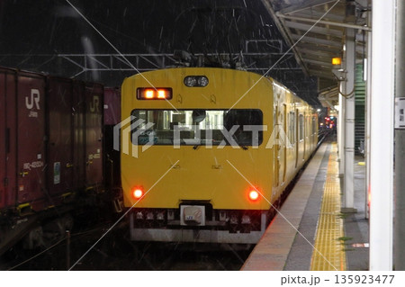 ［JR-V］伯備線115系電車（ワンマン運転：新見⇔米子） 135923477