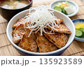 豚丼 135923589