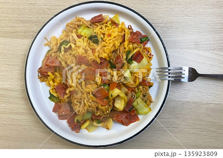 Delicious Stir-fried Noodles with Ham and Vegetables 135923809