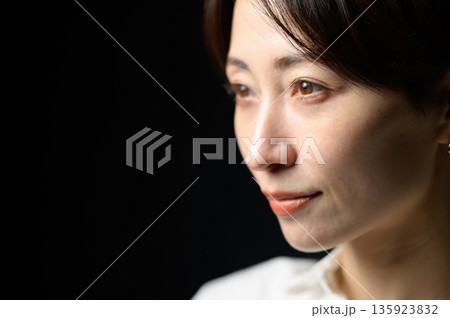 黒い背景でクールな表情の女性 黒い背景でクールな表情の女性 135923832