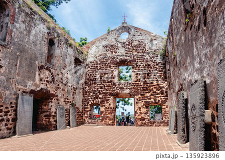 マラッカ　セント・ポール教会の石板 135923896