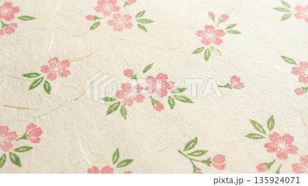 日本の春を感じさせるピンク色の桜の模様が描かれた和紙のテクスチャ 135924071